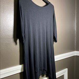 Cable & Gage Black Dip Hem Short Sleeve V-Back Top